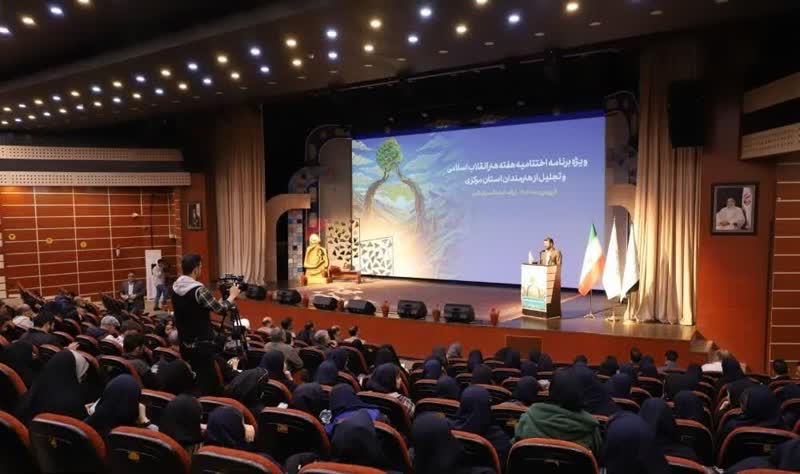 1288866-1 تجلیل از مدیرکل و کارشناس هنری کانون پرورش فکری استان مرکزی