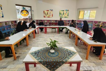 آموزش قصه گویی و کتابداری برای مربیان کانون با تخصص های هنری و ادبی