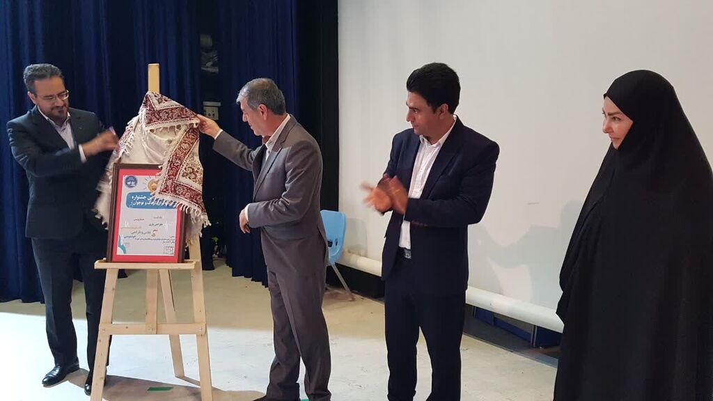 1289699-1 رونمایی از پوستر "فراخوان سومین جشنواره ملی فلسفه برای کودک و نوجوان" کانون کرمانشاه