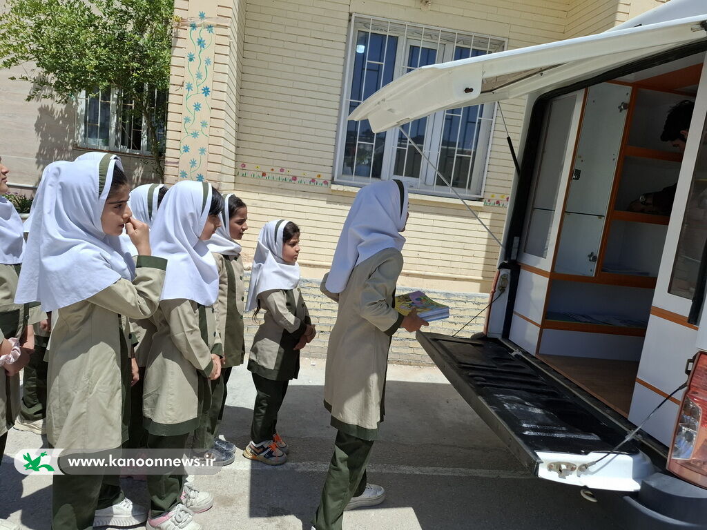 1290335-1 کتابخانههای سیار کانون استان بوشهر پیک امید و شادی در روستاها و مناطق کمبرخوردار