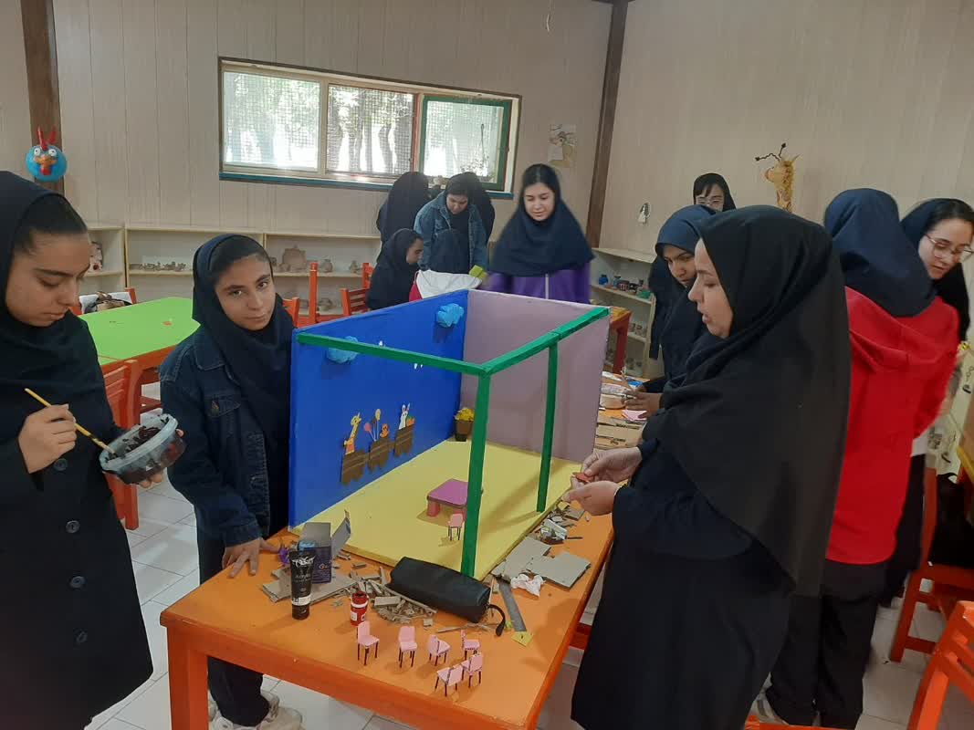 1290360-1 آموزش فضا سازی برای نوجوانان در کانون استان مرکزی