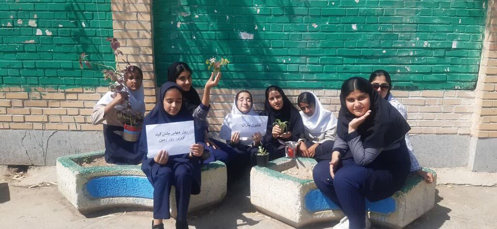 1290369-1 کانونیاران مرکز قصرشیرین مناسبتهای تقویم علمی را به مدارس بردند