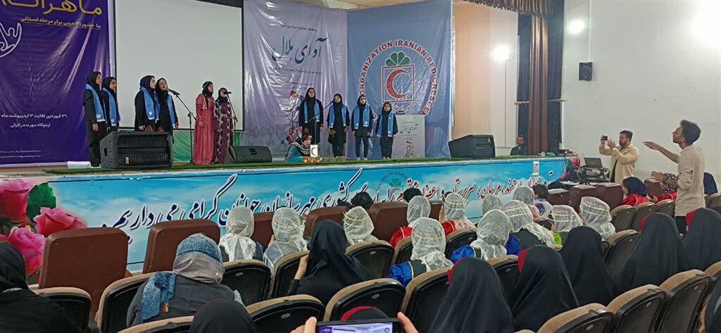 1290687-1 گروه سرود کانون کرمانشاه رتبه برتر جشنواره آوای هلال را کسب کرد