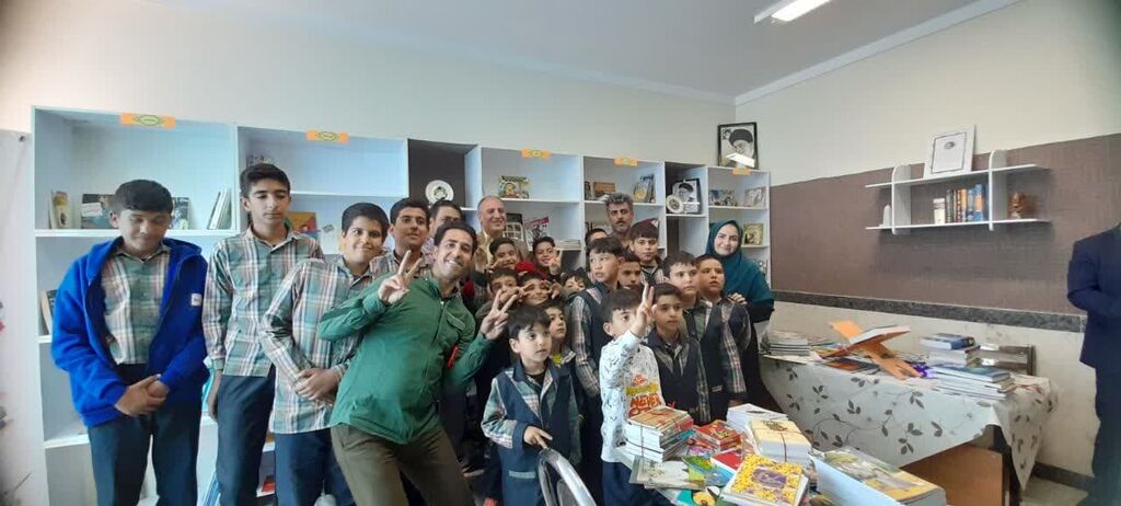 1290743-1 هفتاد و پنجمین پیک امید کانون با اهدای 500 جلد کتاب