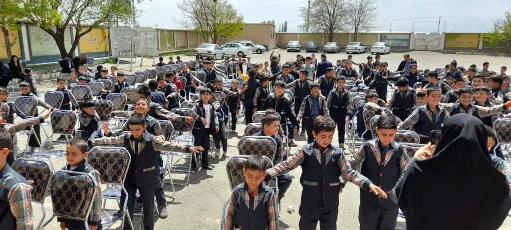 1290745-1 هفتاد و پنجمین پیک امید کانون با اهدای 500 جلد کتاب