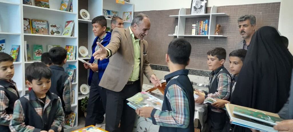 1290747-1 هفتاد و پنجمین پیک امید کانون با اهدای 500 جلد کتاب