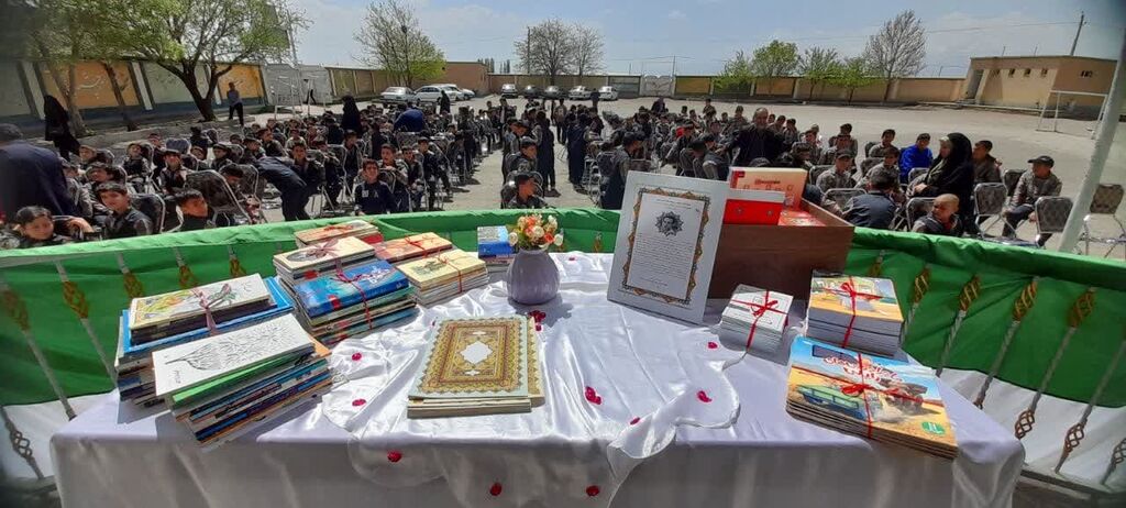 1290751-1 هفتاد و پنجمین پیک امید کانون با اهدای 500 جلد کتاب