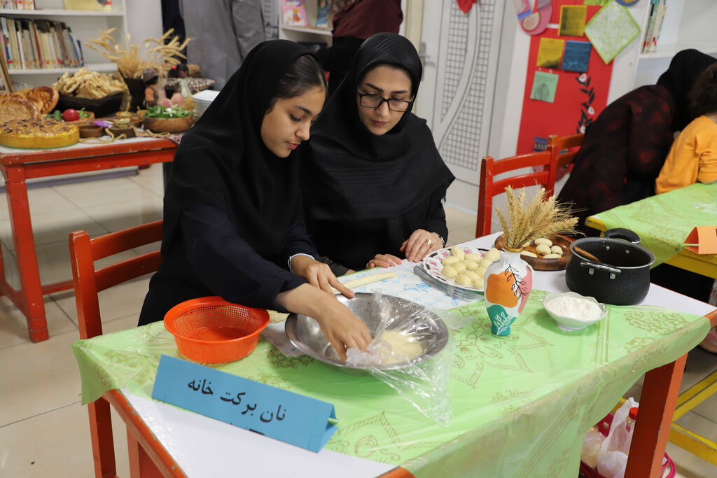 1290783-1 اجرای ویژه برنامه «دوستی گندم و نان» در مرکز شماره یک ارومیه