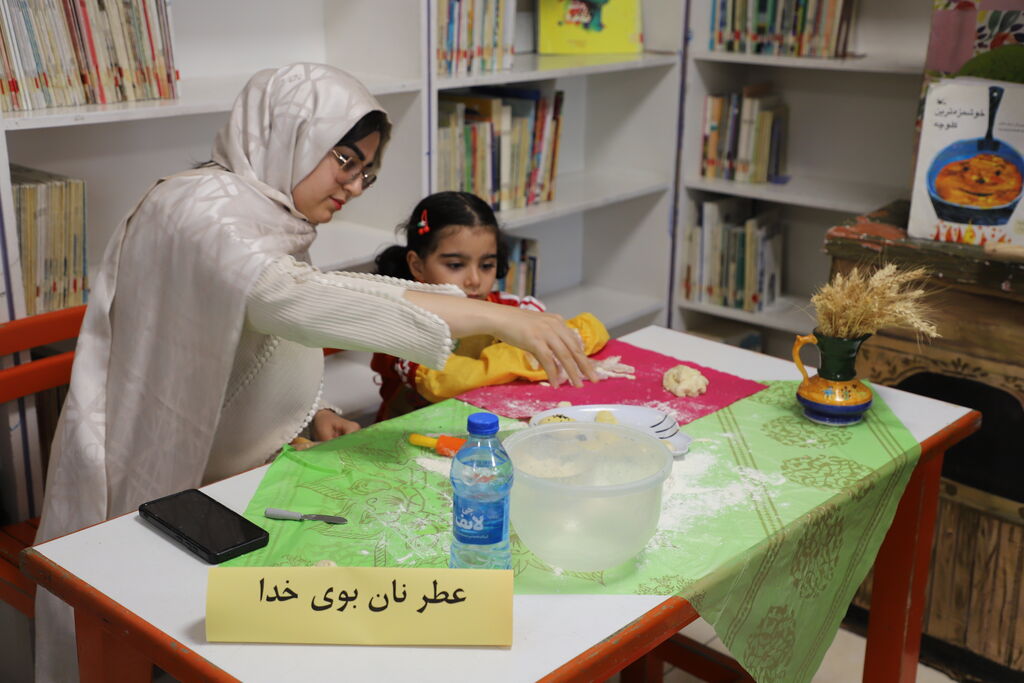 1290787-1 اجرای ویژه برنامه «دوستی گندم و نان» در مرکز شماره یک ارومیه