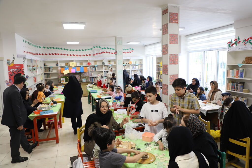 1290788-1 اجرای ویژه برنامه «دوستی گندم و نان» در مرکز شماره یک ارومیه