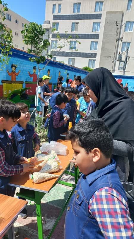 1291237-1 مربیان مرکز فرهنگی شماره ۶ مشهد کانون را به دانشآموزان معرفی کردند