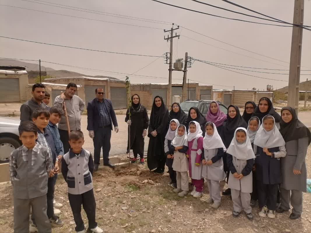 1291334-1 دورهمی باشگاه کتابخوانی مربیان کانون شهرستانهای دلیجان و محلات