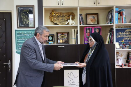 تجلیل از زحمات مدیرکل کانون استان