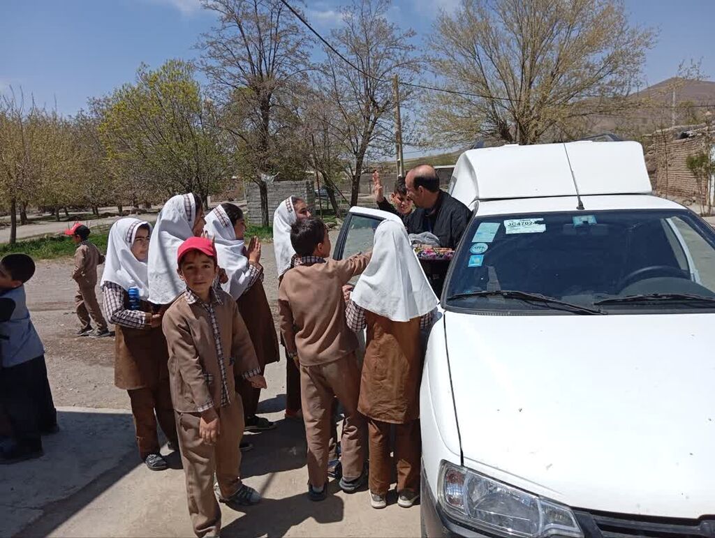 1291596-1 کتابخانههای سیار یک پایگاه فرهنگی و اجتماعی در مناطق محروم هستند