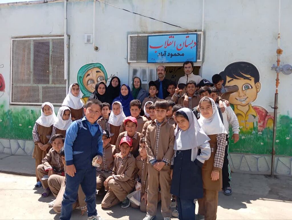 1291597-1 کتابخانههای سیار یک پایگاه فرهنگی و اجتماعی در مناطق محروم هستند