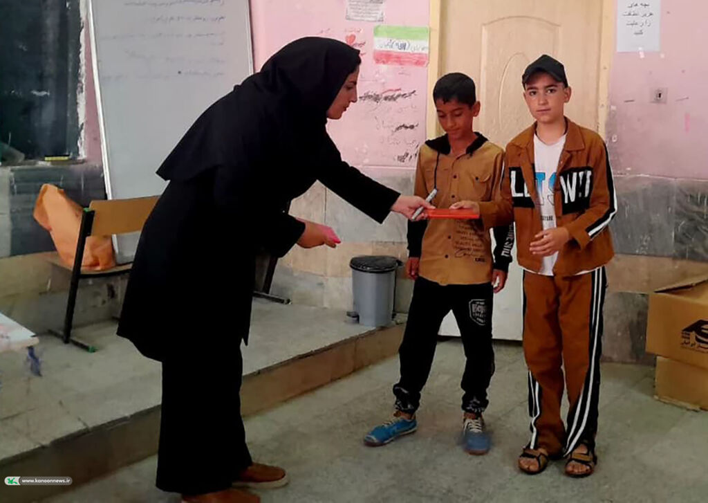پیوند کتاب و کودکان خرم‌آباد با کتابخانه پستی کانون لرستان