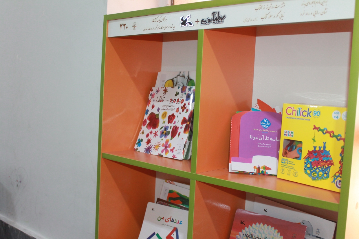 1291762-1 اهدای دو قفسه کتاب به مدرسه دانش اهواز در قالب طرح ملی «هر کلاس درس، یک قفسه کتاب»