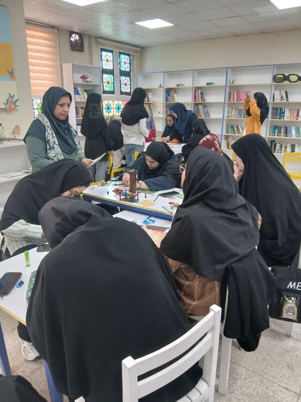 1291874-1 بازدید دانشجویان تربیت کودک از مرکز فرهنگی شماره ۱۰ مشهد