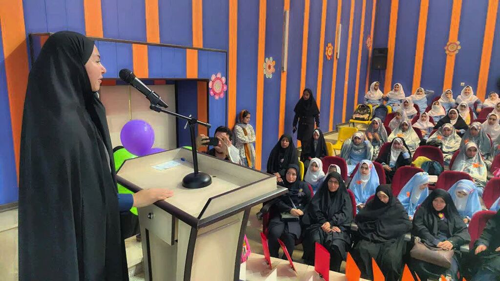 اولین همایش دختران نور و رحمت در مرکز شماره ۱۱ کانون کرمانشاه