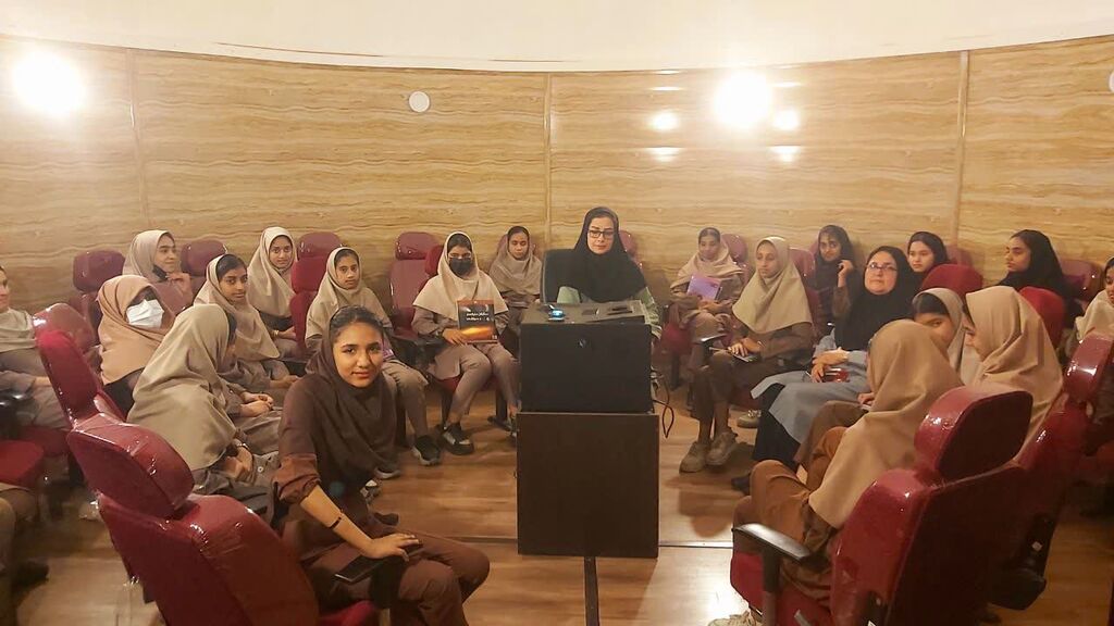 1291960-1 آشنایی دختران نوجوان بندرعباسی با کتابهای نجومی