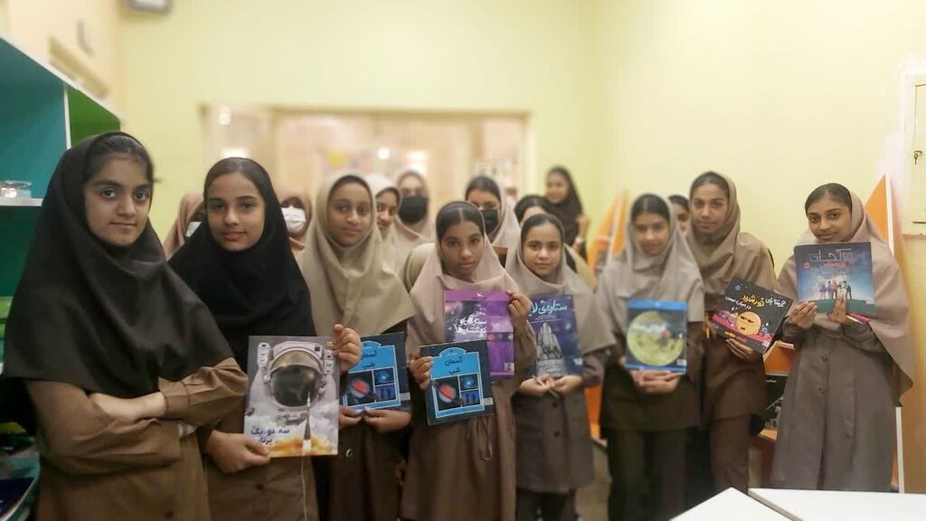 1291961-1 آشنایی دختران نوجوان بندرعباسی با کتابهای نجومی