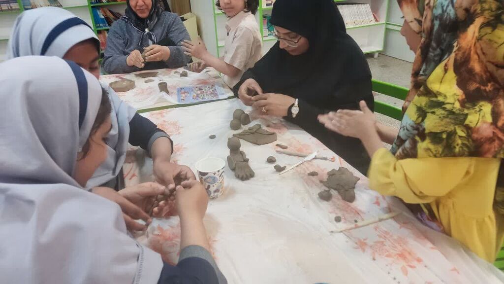 1292046-1 کارگاه سفالگری دختران و مادران به مناسبت روز دختر در مرکز فرهنگی بجستان