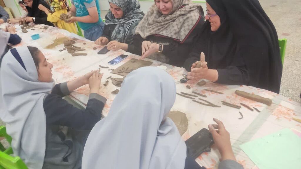 1292047-1 کارگاه سفالگری دختران و مادران به مناسبت روز دختر در مرکز فرهنگی بجستان