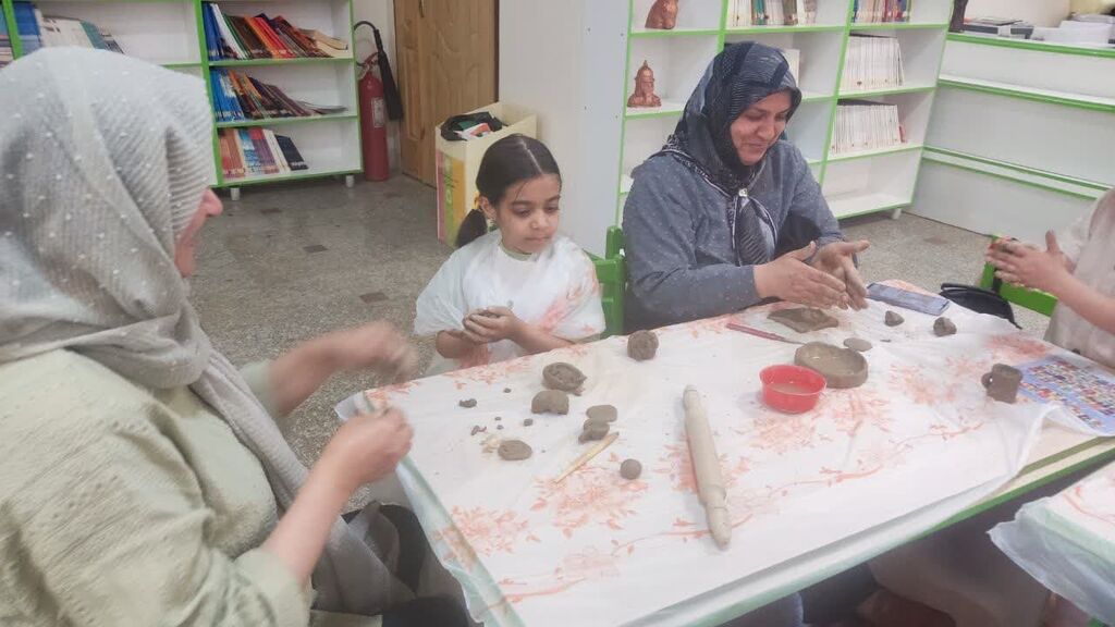 1292048-1 کارگاه سفالگری دختران و مادران به مناسبت روز دختر در مرکز فرهنگی بجستان