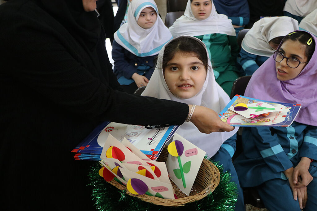 1292143-1 کانونیها با «لبخند خدا» به دیدار کودکان با نیازهای ویژهرفتند