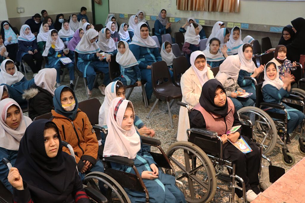 1292146-1 کانونیها با «لبخند خدا» به دیدار کودکان با نیازهای ویژهرفتند