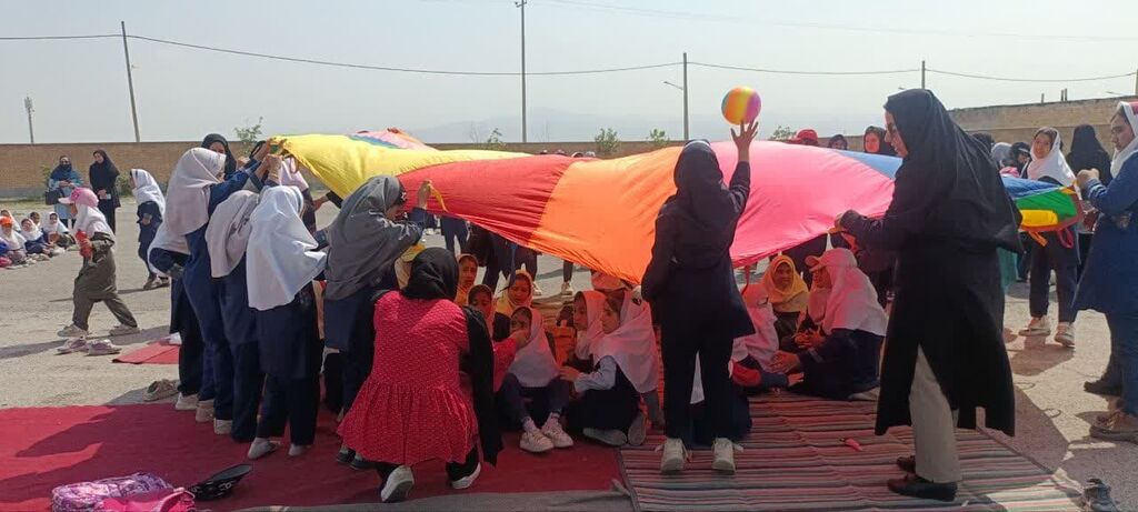 1292535 جشن روز دختر همراه با اهدای کتاب در مرکز فرهنگی قوچان