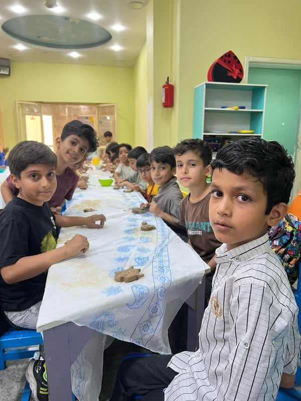 1292714-1 ساخت ماهیهای سفالی با حضور کودکان بندرعباسی