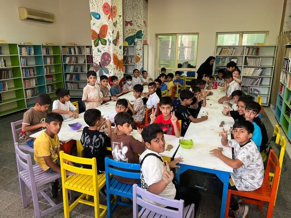 1292715-1 ساخت ماهیهای سفالی با حضور کودکان بندرعباسی