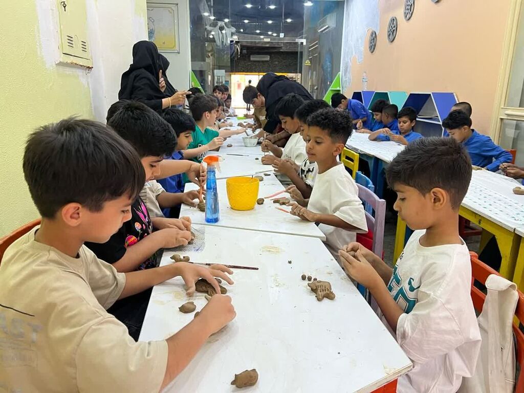 1292717-1 ساخت ماهیهای سفالی با حضور کودکان بندرعباسی