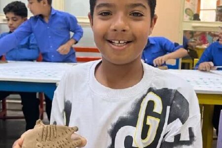 ساخت ماهی‌های سفالی با حضور کودکان بندرعباسی