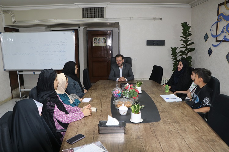 1293042 کانونیاران مرکز ۱۳ کانون استان اصفهان با مدیرکل کانون دیدار کردند