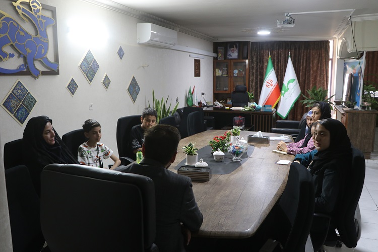1293043 کانونیاران مرکز ۱۳ کانون استان اصفهان با مدیرکل کانون دیدار کردند