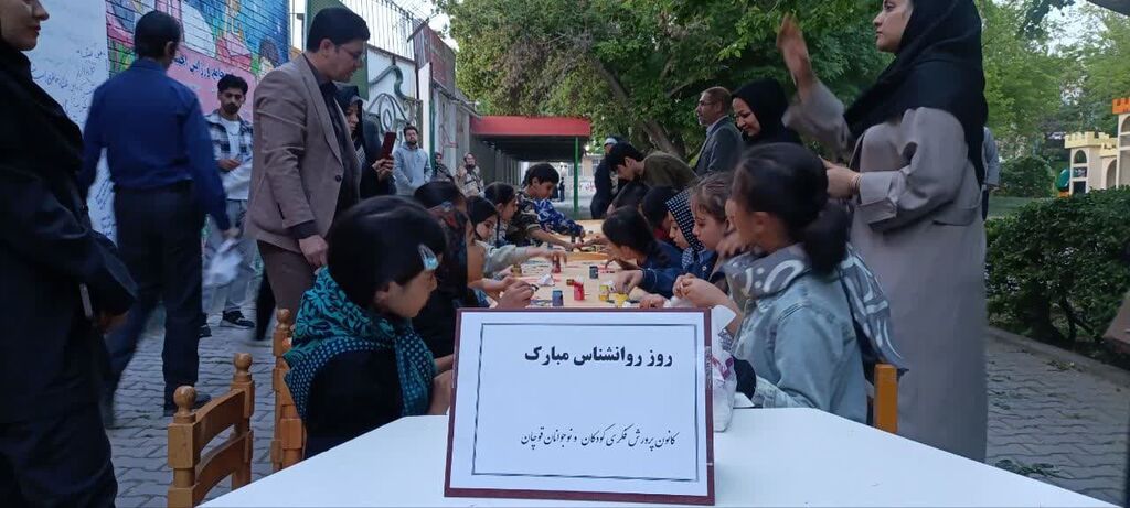 1293108 برگزاری ایستگاه نقاشی به مناسبت روز روانشناس در قوچان