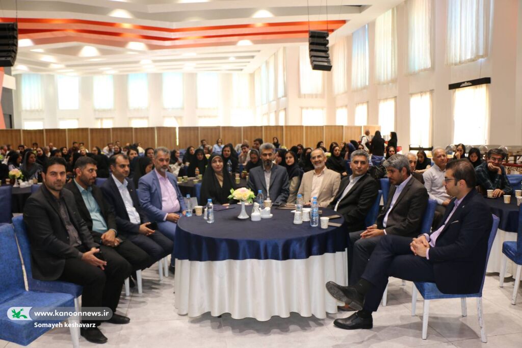 1293119 تکریم و معارفه مدیران قدیم و جدید کانون زبان فارس