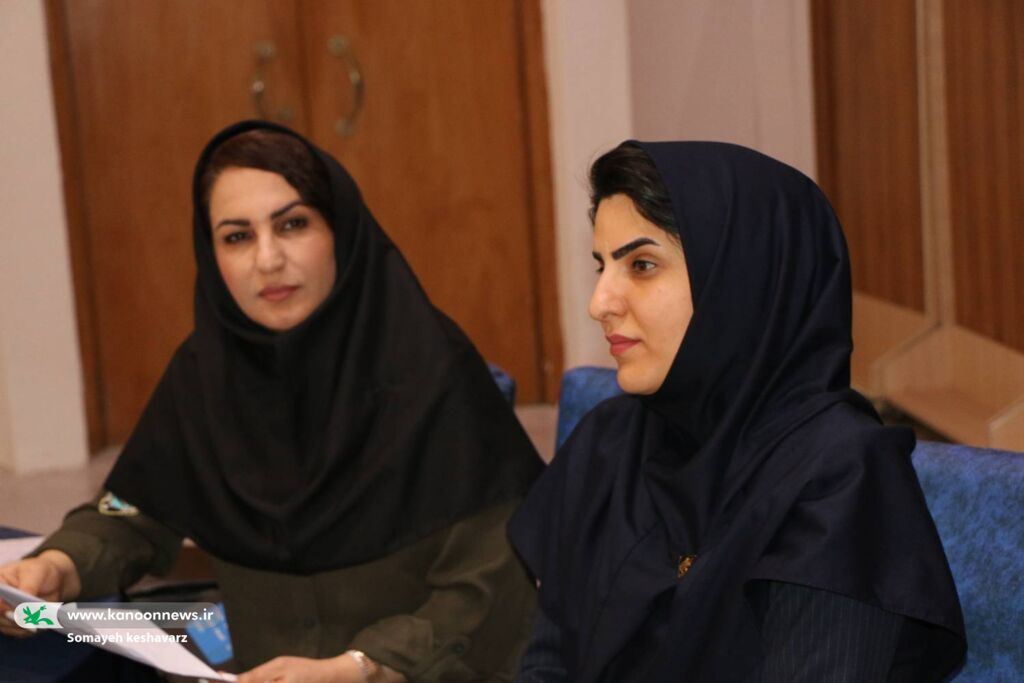 1293121 تکریم و معارفه مدیران قدیم و جدید کانون زبان فارس