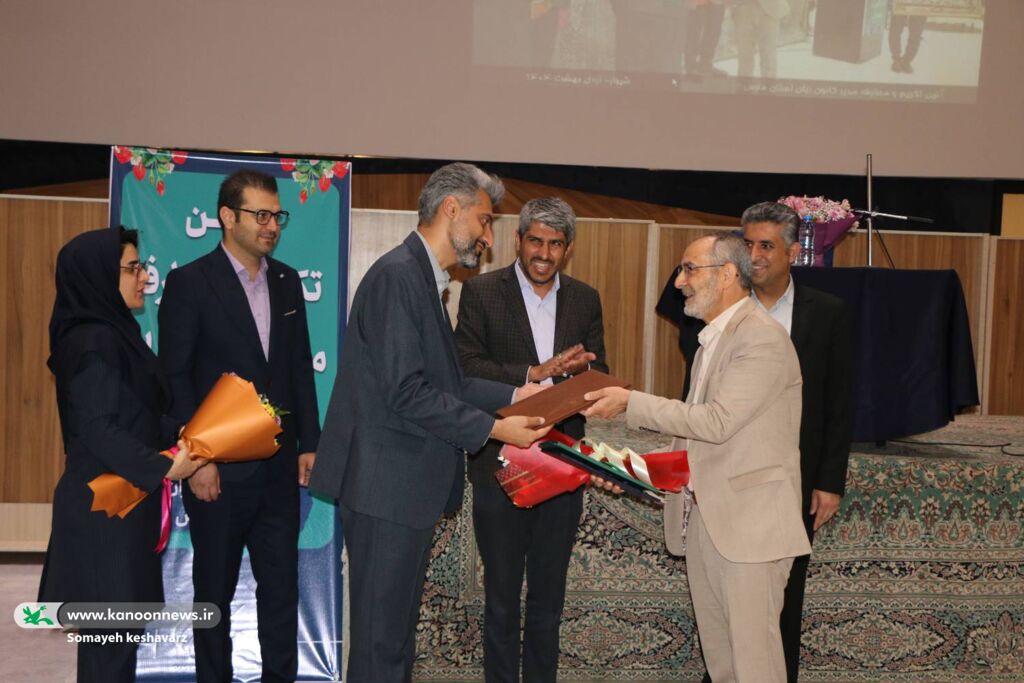 1293129 تکریم و معارفه مدیران قدیم و جدید کانون زبان فارس