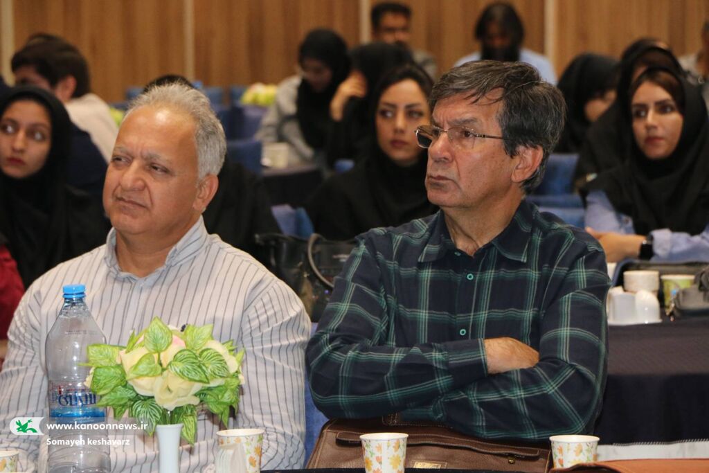 1293133 تکریم و معارفه مدیران قدیم و جدید کانون زبان فارس