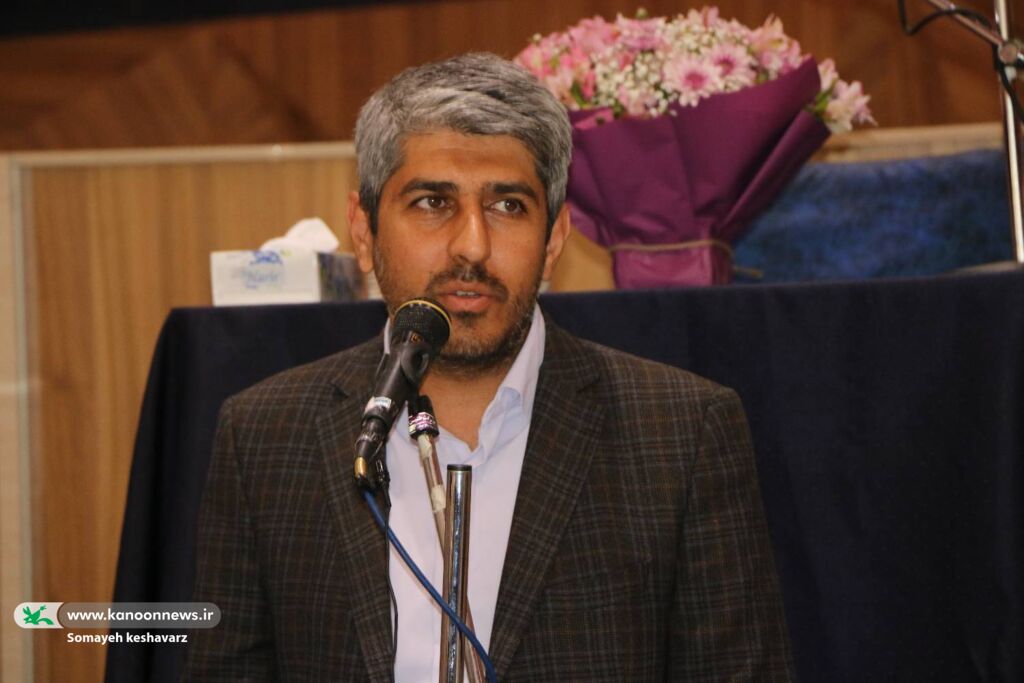 1293135 تکریم و معارفه مدیران قدیم و جدید کانون زبان فارس