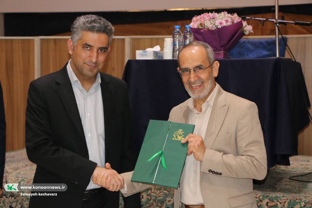 1293137 تکریم و معارفه مدیران قدیم و جدید کانون زبان فارس