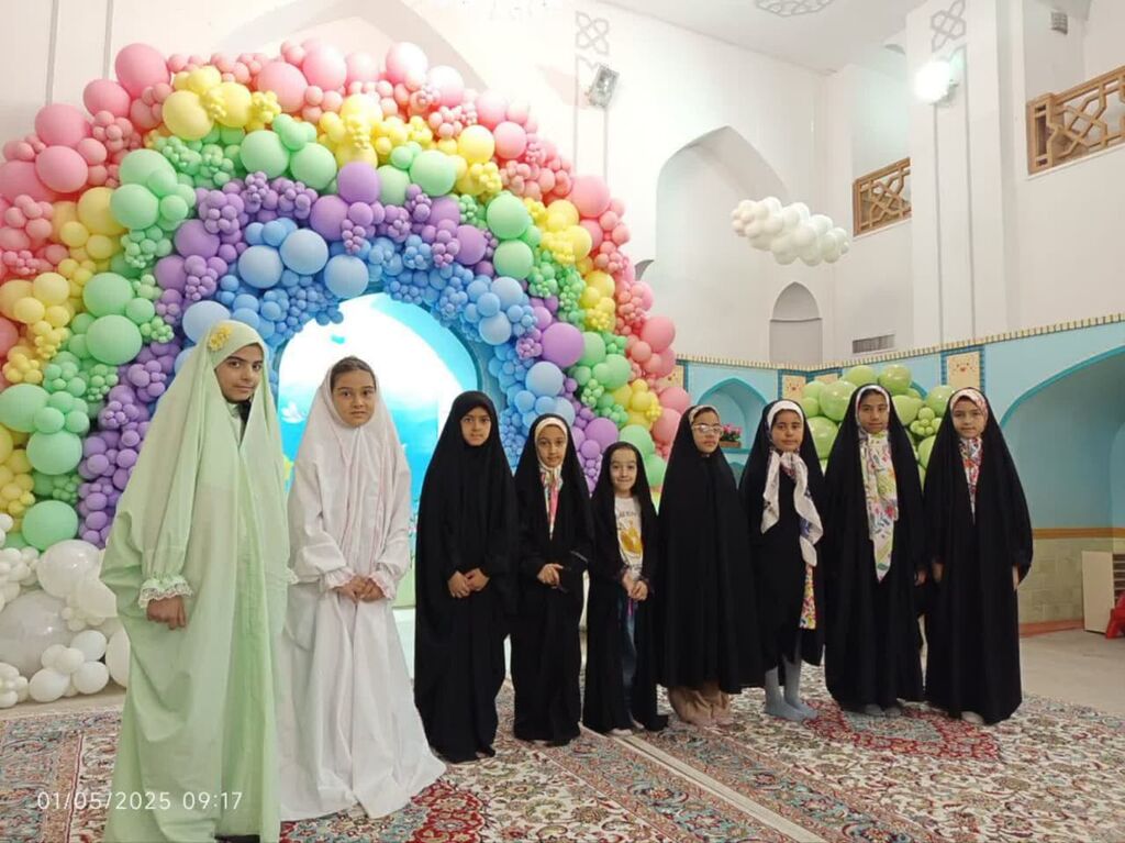 1293141 دختران مرکز فرهنگی شماره ۵ مشهد به زیارت حرم مطهر رضوی رفتند