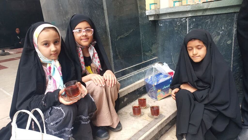 1293142 دختران مرکز فرهنگی شماره ۵ مشهد به زیارت حرم مطهر رضوی رفتند