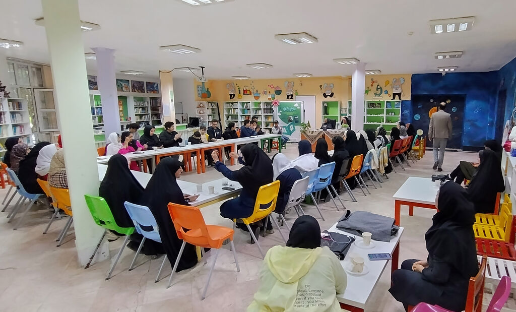 1293165-1 نشست ادبی دو پنجره کانون مازندران به نقد و بررسی کتاب سنگ شانس شیرنشان پرداخت