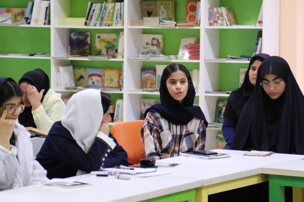 1293168 نشست ادبی دو پنجره کانون مازندران به نقد و بررسی کتاب سنگ شانس شیرنشان پرداخت