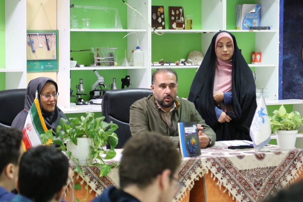 1293169 نشست ادبی دو پنجره کانون مازندران به نقد و بررسی کتاب سنگ شانس شیرنشان پرداخت