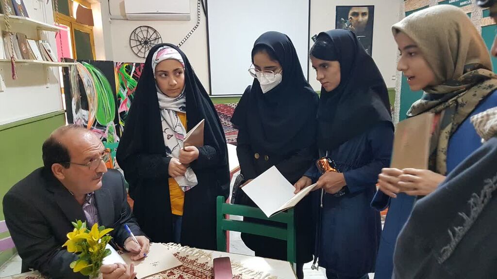 1293226 نوجوانان کرمانشاهی کتاب شعر «بهار از کوچ برگشت» را نقد کردند